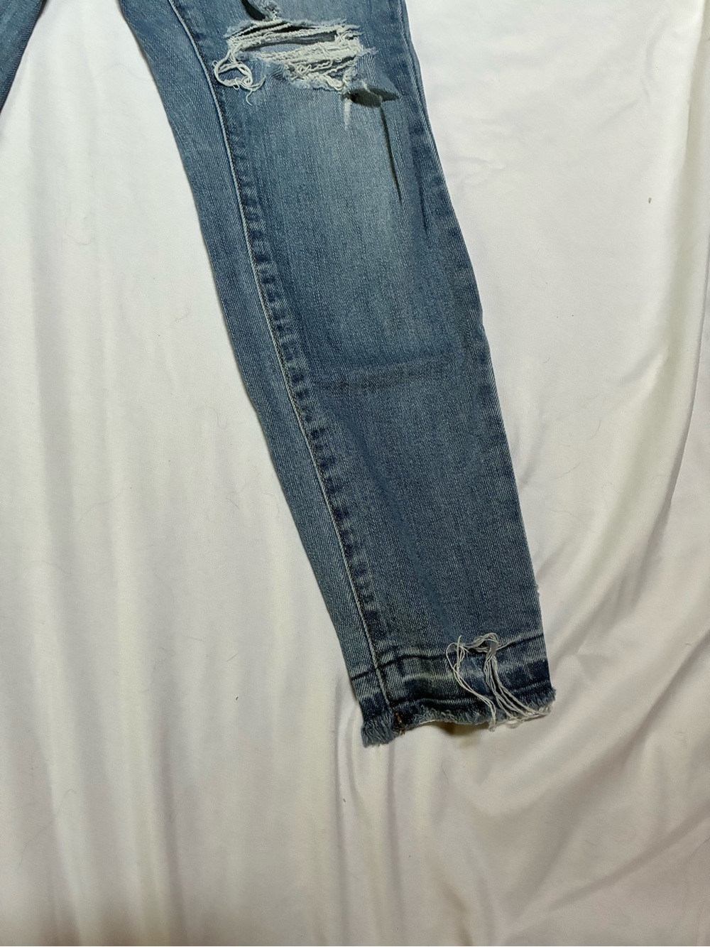 Old Navy Women’s High Rise Distressed Blue Jeans Size 6 - Picture 5 of 10